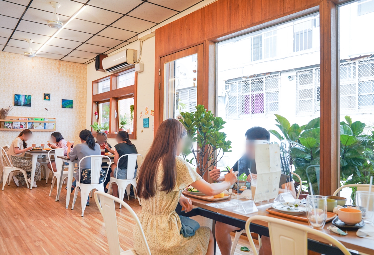 [台中]阿飛Brunch-台中火車站巷弄人氣早午餐~綠植空間超療癒!也是寵物友善餐廳唷~ @美食好芃友