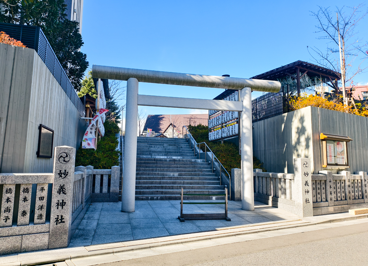 [東京]妙義神社-愛貓人必來東京神社!絕美黑貓彩繪玻璃御守、黑貓御朱印 @美食好芃友