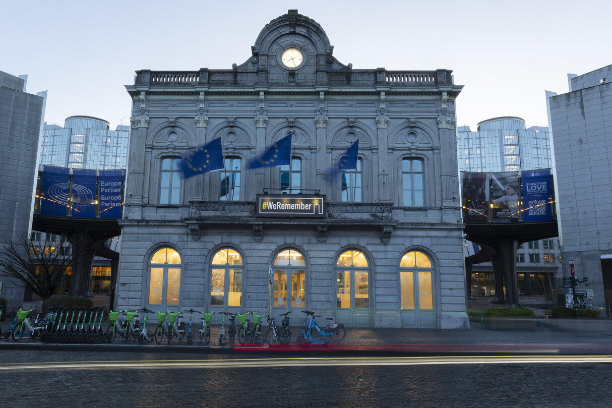 Holocaust Remembrance day: European Parliament buildings in Brussels display the banner #WeRemember