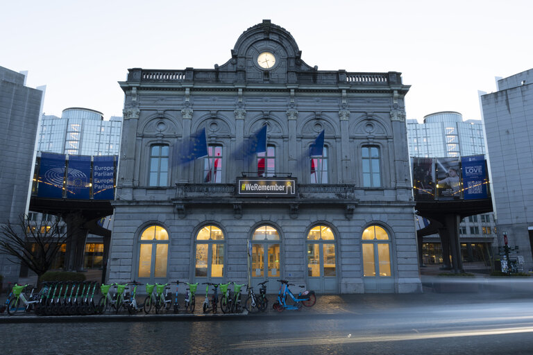 Nuotrauka 7: Holocaust Remembrance day: European Parliament buildings in Brussels display the banner #WeRemember