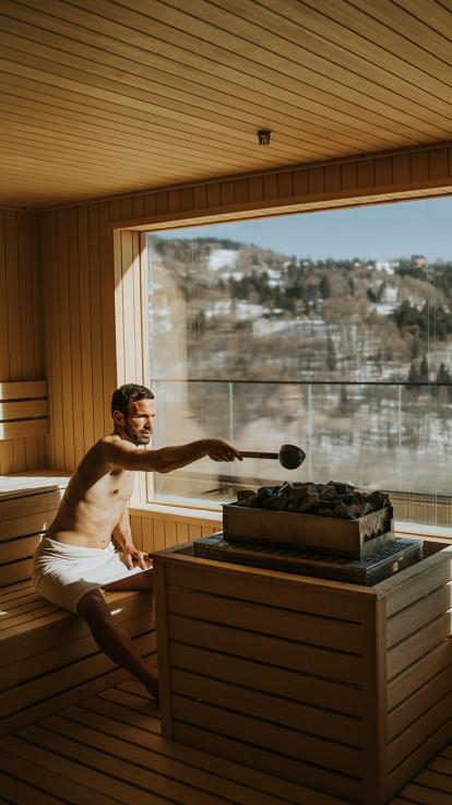 Man zit in sauna.