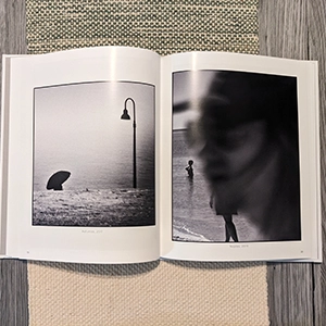 L'autrice auto-éditée, Rem(o) n Díaz, tient un exemplaire de son livre « NOBODY ».