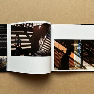 Le livre photo de Giancarlo Zuccarone et F. Prina, « MAROC mon amour », s'ouvre sur deux photos sombres montrant des ombres sur un mur.