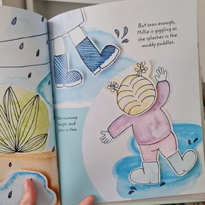 Le livre pour enfants de Stevie Russell, « How to Find a Monkey », ouvre sur une page d'illustrations et un texte décrivant la joie de sauter dans des flaques d'eau.