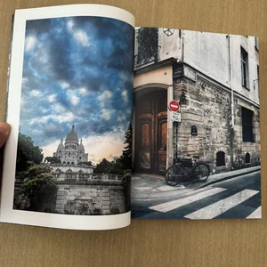 Le magazine photo de Jimmy Fikes, « Travel Job », s'ouvre sur deux photos de voyage montrant l'angle d'une rue et un vieux bâtiment à trois dômes.