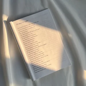 Le livre de poche de Zach Tomci, « The Color of the Sun Behind Closed Eyes », s'ouvre sur un poème intitulé « 30 days of night ».
