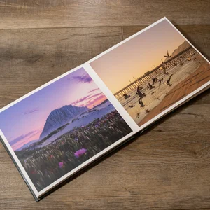 Livre photo Layflat de Nathan Campbell, « California », s'ouvre sur deux photos de paysage prises sur la côte californienne.