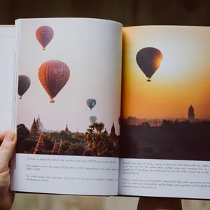 Le livre à couverture rigide de Chris Tudor, « Here and There in Myanmar », s'ouvre sur deux photos de montgolfières.