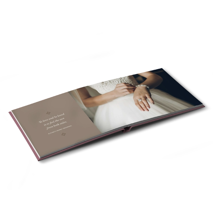 Un livre photo à couverture rigide au format paysage montre des photos d'un couple de mariés et un texte écrit à la main.