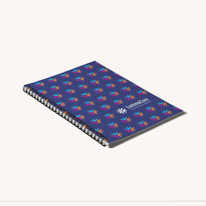 Cuaderno de espiral con una cubierta azul estampada.