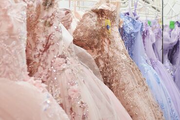 Importaciones chinas tienen contra las cuerdas a los sastres de quinceañeras de México