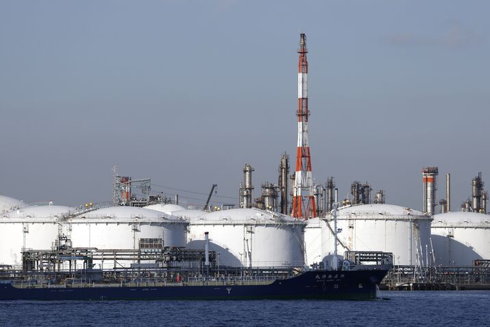 Oil tanker