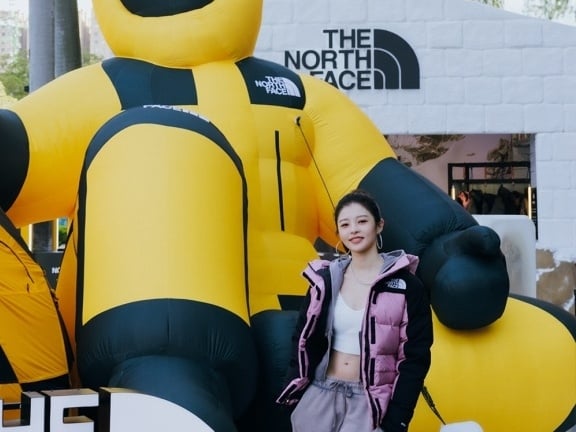 Netflix《影后》詹子萱現身 The North Face 北面喜馬拉雅羽絨服三十周年展，分享搭配守則！