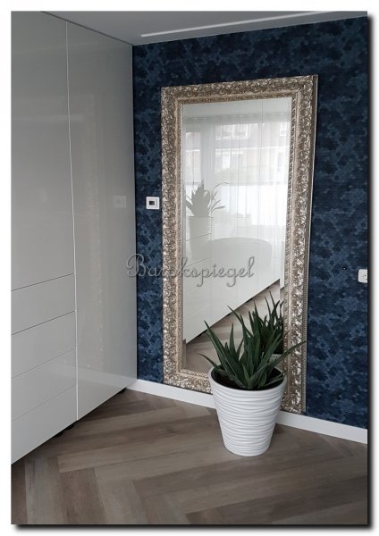 grote-passpiegel-barok-zilver-in-kleedkamer-dressi