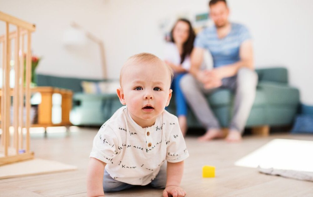 Dete puzi mama i tata gledaju