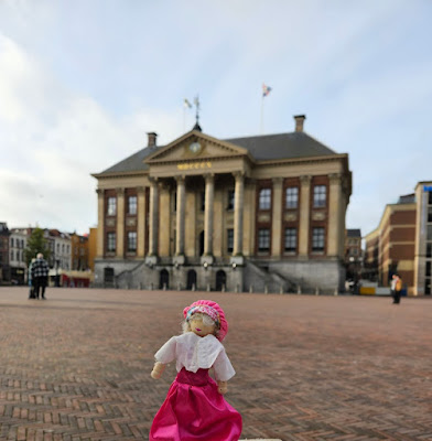 Etta Palm voor het Stadhuis Groningen Het poppetje Etta Palm met op de achtergrond het Stadhuis van Groningen