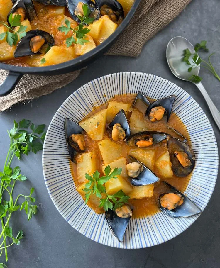 Guiso de patatas con mejillones Guiso de patatas con mejillones