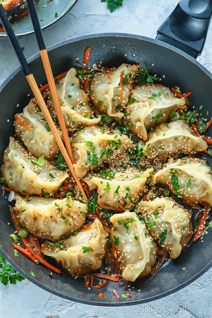 Gyoza z mięsem i kapustą Gyoza z mięsem i kapustą na patelni