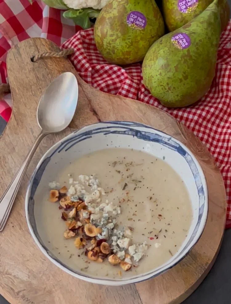 Crema de coliflor con pera, avellanas y queso azul Crema de coliflor con pera, avellanas y queso azul