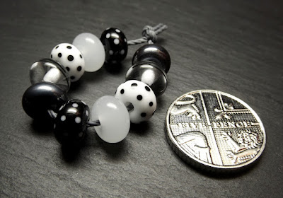 Lampwork glass beads by Laura Sparling Lampwork glass beads by Laura Sparling