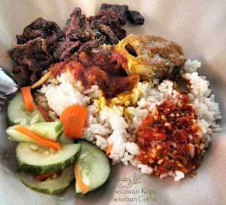 Nasi lauk paru, ikan tongkol gulai kuning, acar timun dan sambal