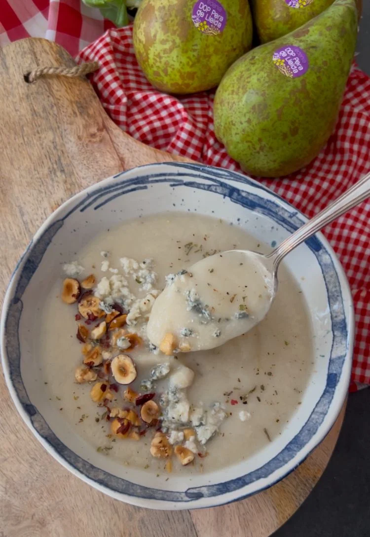 Crema de coliflor con pera, avellanas y queso azul Crema de coliflor con pera, avellanas y queso azul