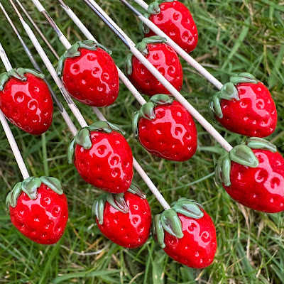 Lampwork glass strawberries handmade by Laura Sparling Lampwork glass strawberries handmade by Laura Sparling