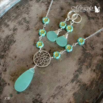 Kelimutu - komplet z seledynowym jadeitem Miracolo, flower beads primula, kropla jadeitu, jadeit zielony, kolczyki i wisiorek z jadeitem, jade earrings and pendant, green jade, jade set