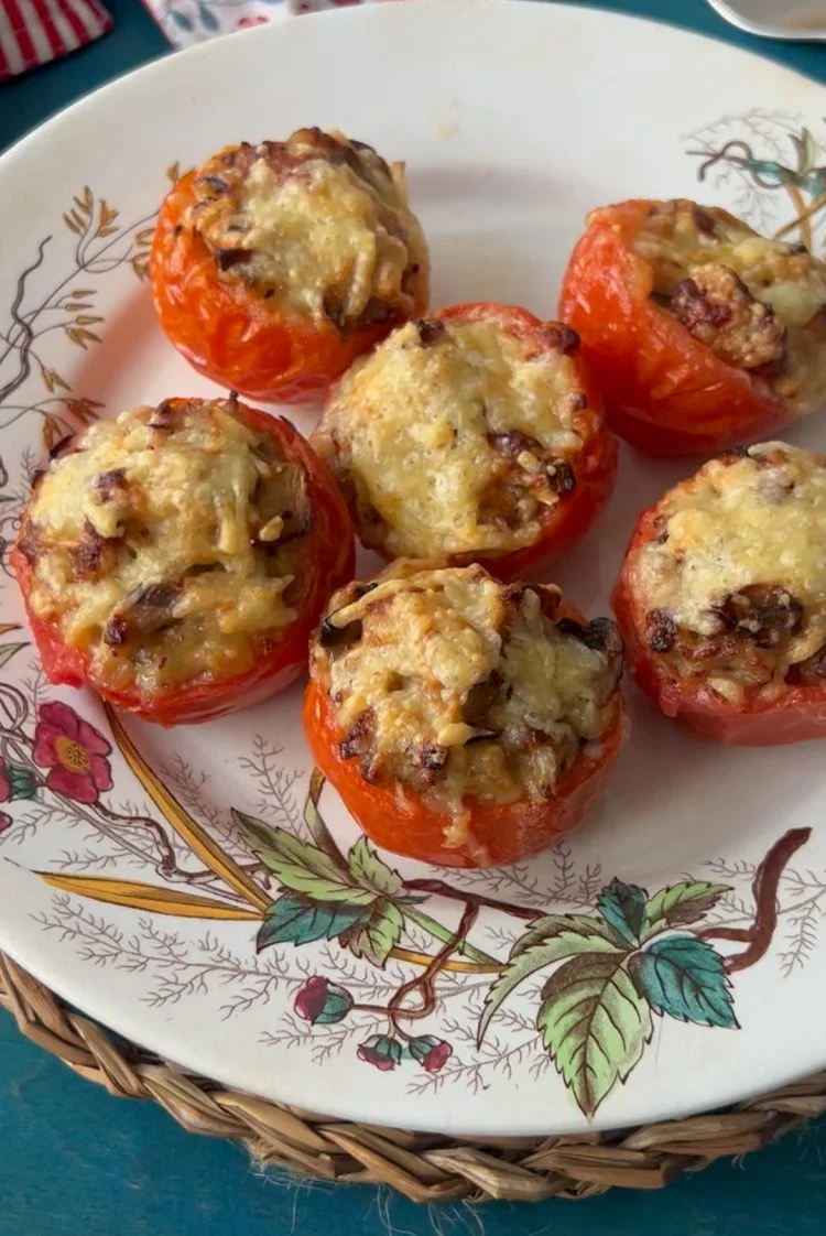 Tomates rellenos de carne y champiñones, con queso Tomates rellenos de carne y champiñones, con queso