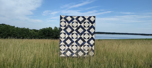 Razzleberry quilt pattern in blue and white fabrics Razzleberry quilt pattern in blue and white fabrics