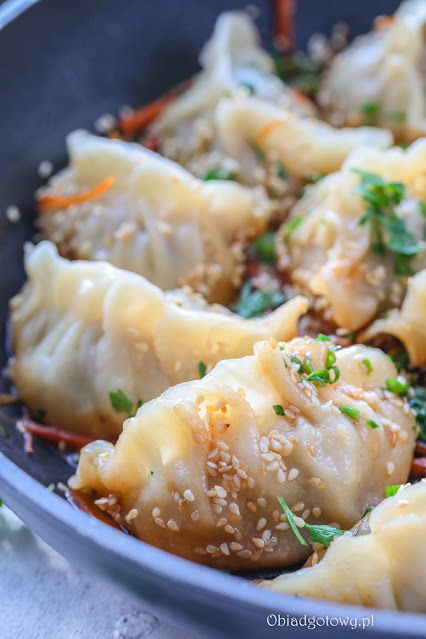 Gyoza z mięsem i kapustą Gyoza z mięsem i kapustą
