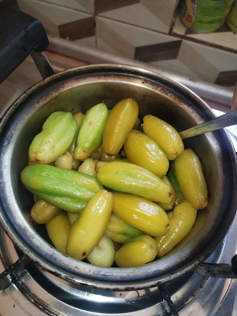 Rebus belimbing buluh dengan garam kasar sampai belimbing buluhnya kecut & hitam Sambal hitam Pahang