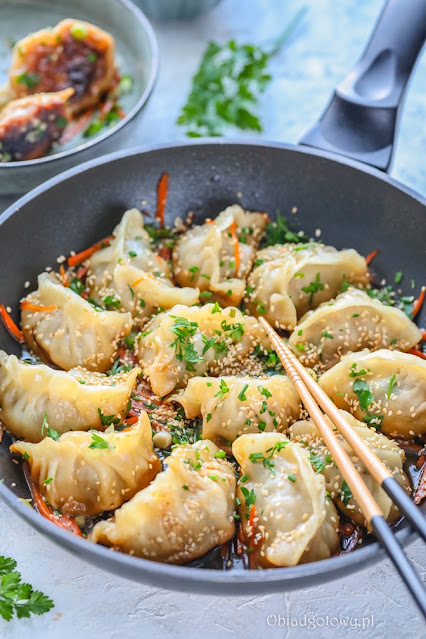 Gyoza z mięsem i kapustą Gyoza - japonskie pierogi z mięsem i kapustą