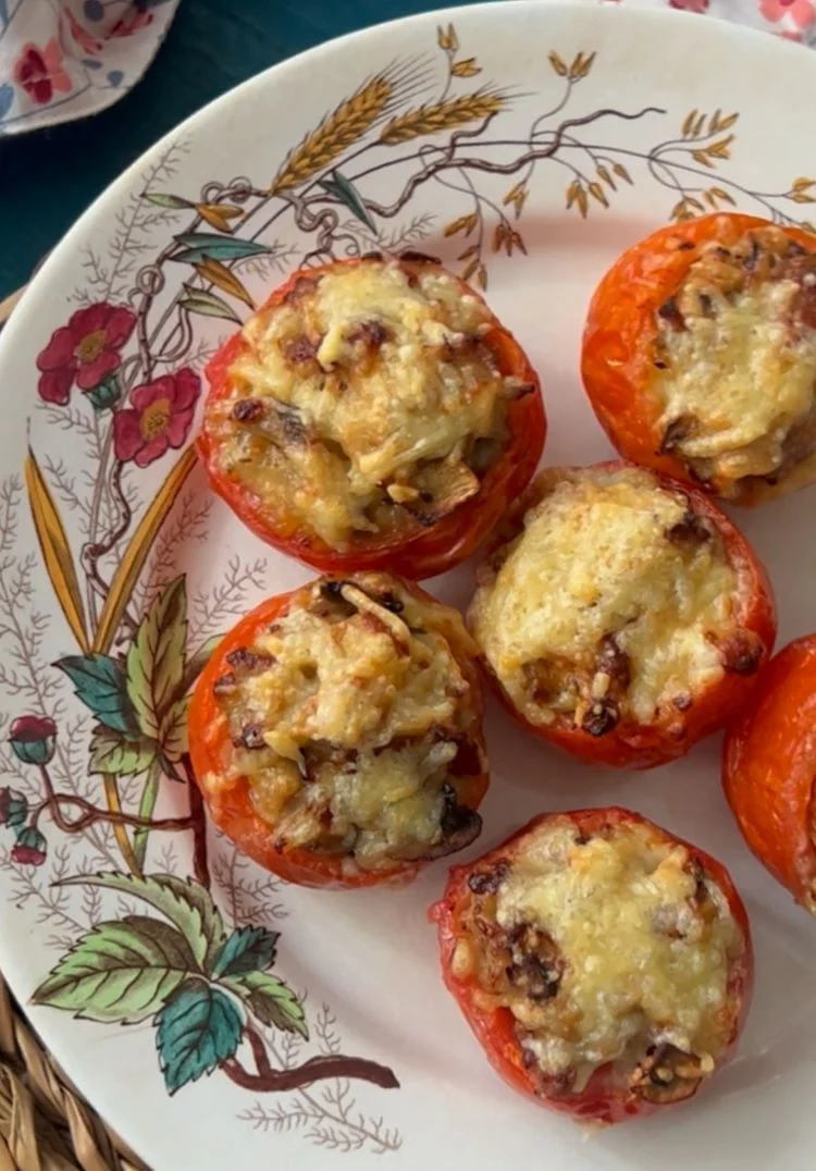 Tomates rellenos de carne y champiñones, con queso Tomates rellenos de carne y champiñones, con queso