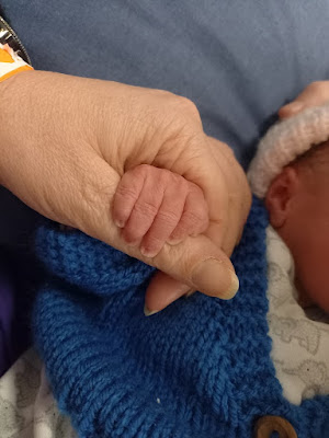 Kleinkind Zijn kleine handje om mijn toch ook niet zo heel grote duim
