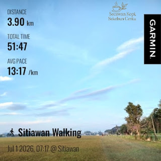 Aktiviti berjalan pagi di padang menggunakan jam Garmin Instinct.
