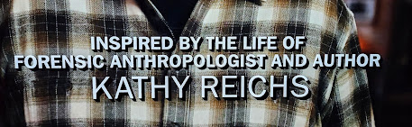 Kathy Reichs statement Foto van de tv gemaakt van de tekst "inspired by the life of forensic anthropologist and author Kathy Reichs" op een achtergrond van een flanellen shirt