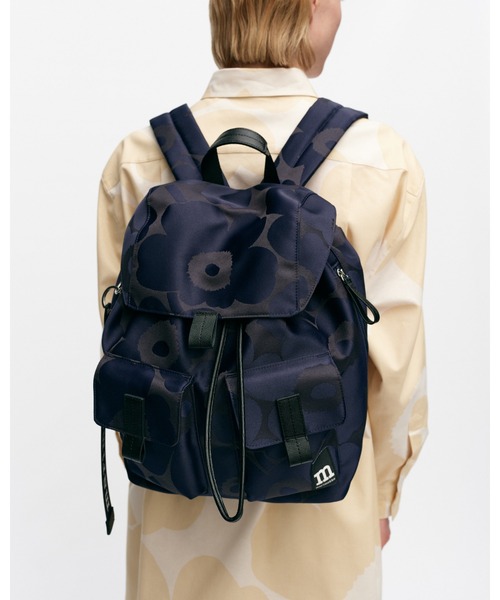 marimekko(マリメッコ)の「Unikko / Everything Backpack L(バックパック/リュック・レディース・ネイビー・FREE)」の5枚目の写真