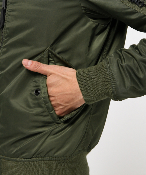 Denim & Supply Ralph Lauren(デニムアンドサプライラルフローレン)の「スリム リバーシブル ボンバー ジャケット(ミリタリージャケット・メンズ・グリーン・LARGE/SMALL/X-LARGE/X-SMALL/MEDIUM)」の16枚目の写真