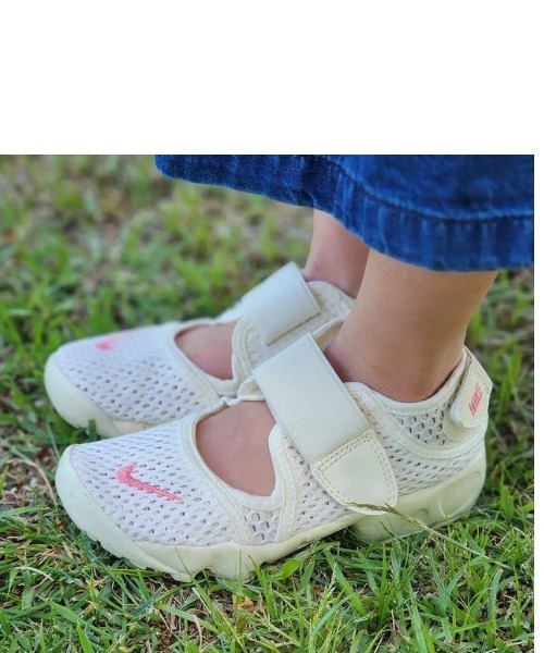 NIKE(ナイキ)の「NIKE ナイキ 17-22RIFT 2 (GS/PS BOYS) リフト 2 GS/PS ボーイズ KFB5523 100SAIL/S CORL(スニーカー・キッズ・ホワイト・17/18/19/20/21/22.0cm)」の1枚目の写真