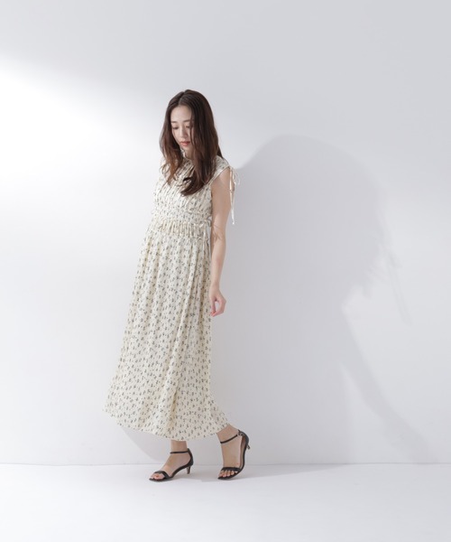NATURAL BEAUTY BASIC(ナチュラルビューティーベーシック)の「フラワープリントドロストワンピース(ワンピース・レディース・ブラック系その他2/ホワイト系その他/レッド系その他・P/S/MEDIUM/SMALL)」の9枚目の写真