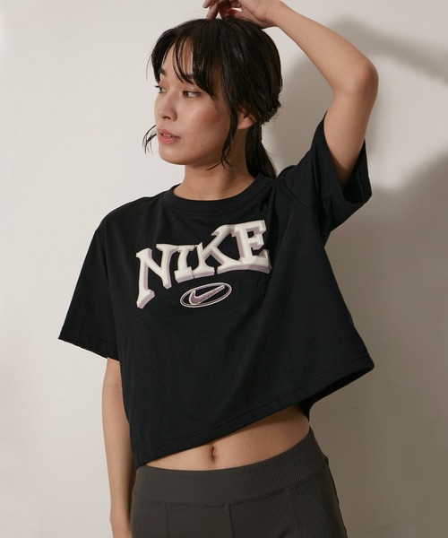NIKE(ナイキ)の「【NIKE】ナイキ NSW OC VARZITY Tシャツ ウィメンズ(Tシャツ/カットソー・レディース・ブラック/ネイビー・S/M/L)」の5枚目の写真
