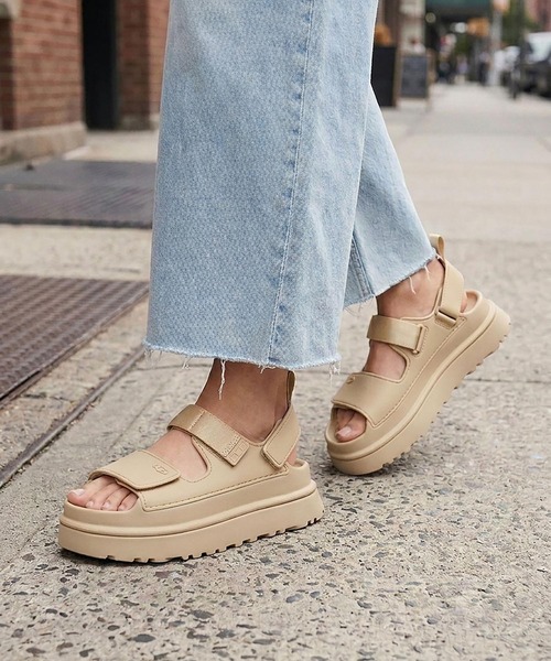 UGG(アグ)の「(UGG)W GOLDENGLOW(サンダル・レディース・ベージュ/ブラック・24cm/25cm/23cm)」の1枚目の写真