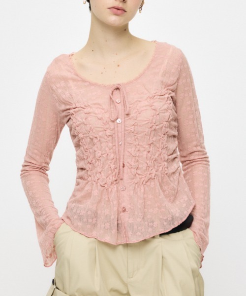 MOUSSY(マウジー)の「【EC限定カラー:ブラウン】SHIRRING LACE トップス(シャツ/ブラウス・レディース・アイボリー/ピンク/ブラウン/ブラック・FREE)」の1枚目の写真