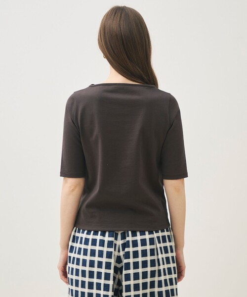 TOMORROWLAND collection(トゥモローランドコレクション)の「【WEB先行予約】コットンスティッチ ハーフスリーブプルオーバー(Tシャツ/カットソー・レディース・ダークブラウン/レッド・S)」の9枚目の写真