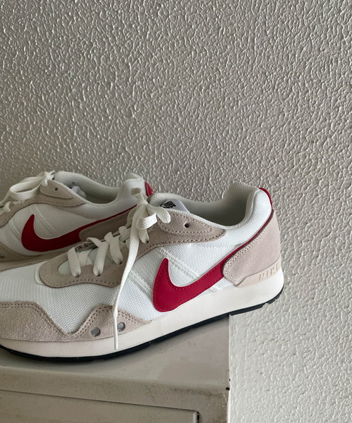 NIKE(ナイキ)の「NIKE ナイキ ベンチャーランナー(スニーカー・レディース・ホワイト/レッド系その他/オフホワイト・24/24.5/23.5)」の5枚目の写真