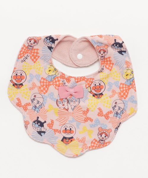 ANPANMAN KIDS COLLECTION(アンパンマンキッズコレクション)の「【アンパンマン】リボン総柄スカラップスタイ(スタイ/よだれかけ・キッズ・オフホワイト/ピンク・FREE)」の1枚目の写真