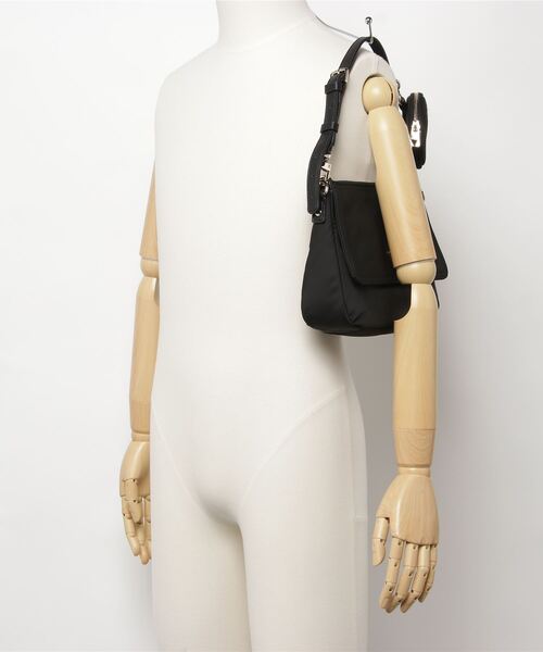 Guess(ゲス)の「ECO GEMMA Top Zip Shoulder Bag ハンドバッグ ショルダーバッグ レディース(ショルダーバッグ・レディース・ホワイト/ブラック/イエロー・ONE SIZE)」の19枚目の写真