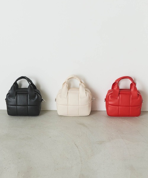 forksy.(フォルクシー)の「【forksy.】2wayスムーススクエアパフボストンバッグ/ショルダーバック(ボストンバッグ・レディース・ブラック/レッド/アイボリー・FREE)」の3枚目の写真