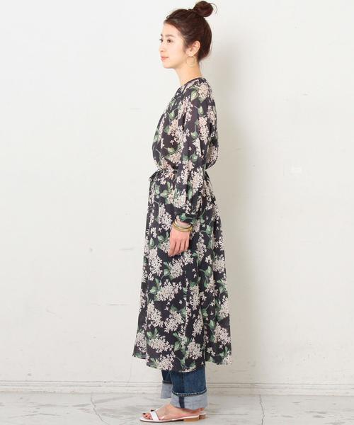 BEAUTY&YOUTH UNITED ARROWS(ビューティーアンドユースユナイテッドアローズ)の「BY∴ リバティプリント ギャザーロングワンピース -2WAY- ◆(ワンピース・レディース・ホワイト/ネイビー・SMALL/MEDIUM)」の6枚目の写真